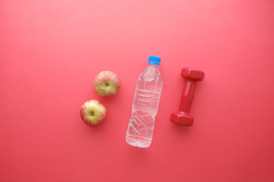 Water and healthy snacks for sport
